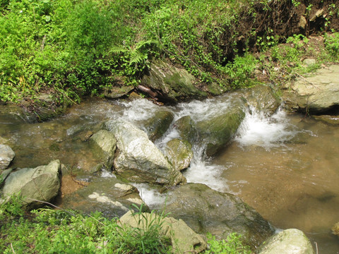 山涧流水淙淙