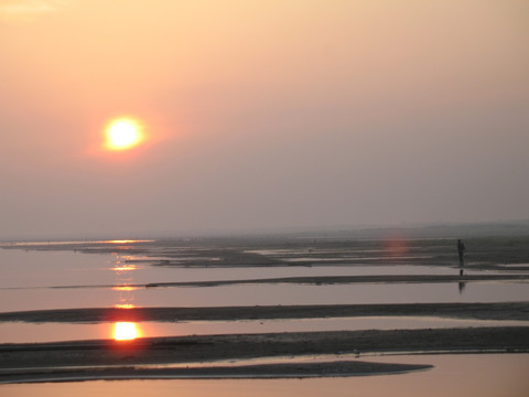 夕阳下的达里湖