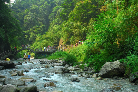 小河流水