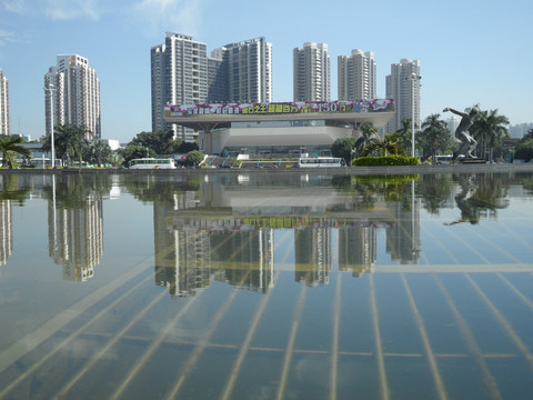 深圳体育场  深圳建筑 喷水池 水中倒影