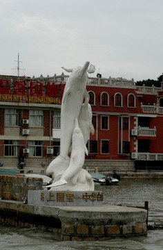 厦门鼓浪屿鼓浪码头海豚雕塑