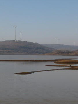 山岗上的风电机 水库 湖畔风电场