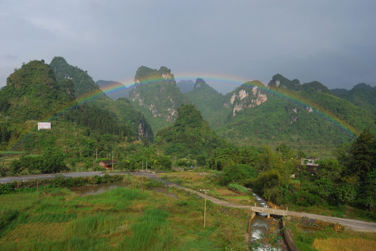 山间彩虹