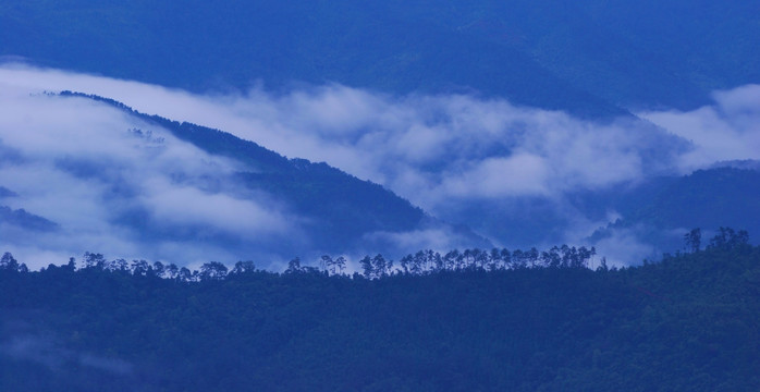 云绕群山