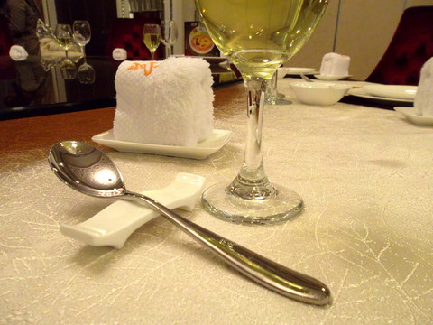 餐具 毛巾 湿巾 汤匙 碗 酒 酒杯 红酒杯 中餐