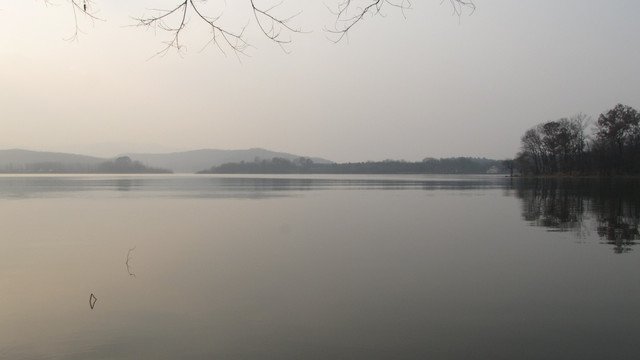 静静的湖水