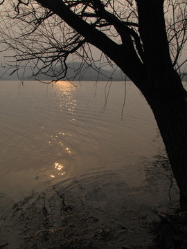 水边夕阳西下