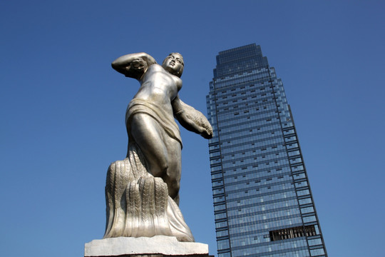 雕塑与高楼