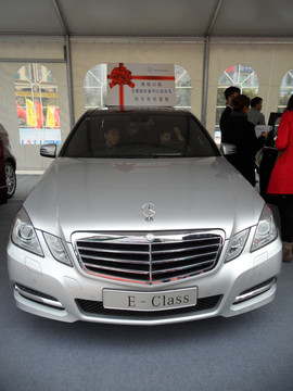 奔馳轎車(chē)