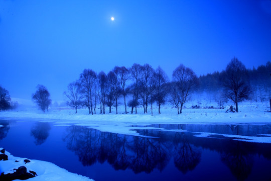 月光下的不冻河