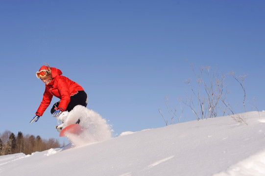 年轻女子在滑雪板