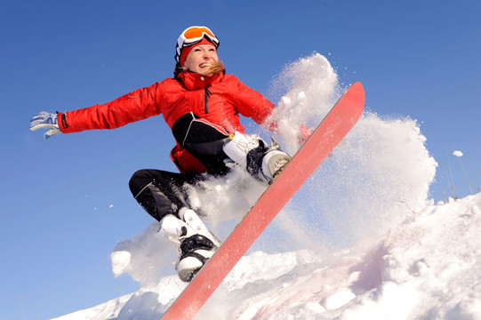 年轻女子在滑雪板