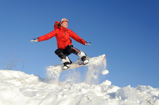 年轻女子在滑雪板