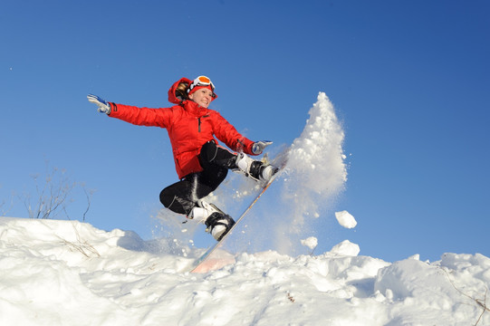 年轻女子在滑雪板