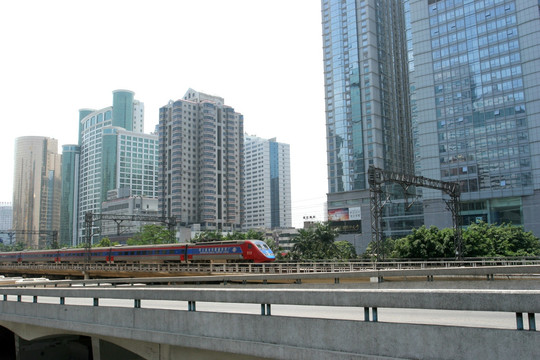 新时速列车穿越深圳市区