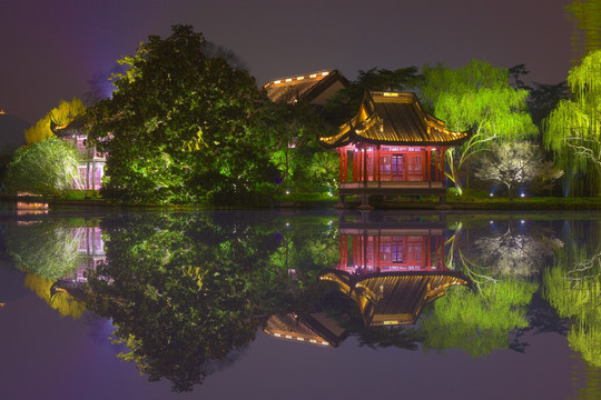 西湖夜景唯美湖面