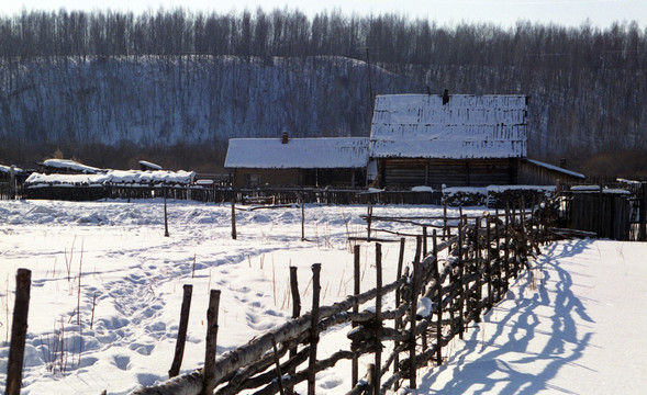 冰雪覆盖的村庄