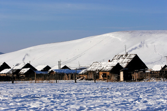 版画式雪乡村庄