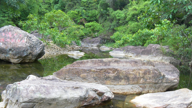 小溪流水 石头