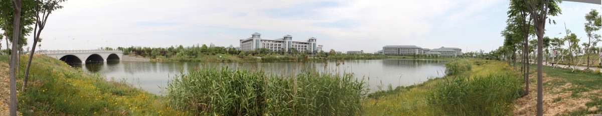 东南大学江宁校区教学楼湖中倒影180度全景