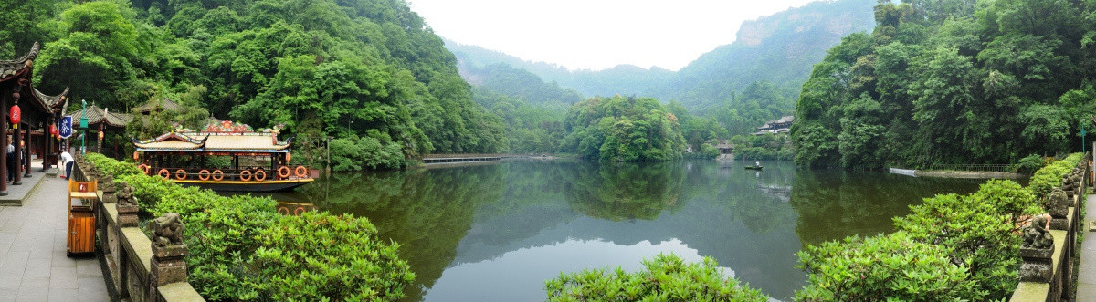 青城山月沉湖全景图