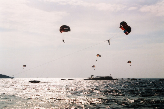 泰国芭堤雅 水上降落伞