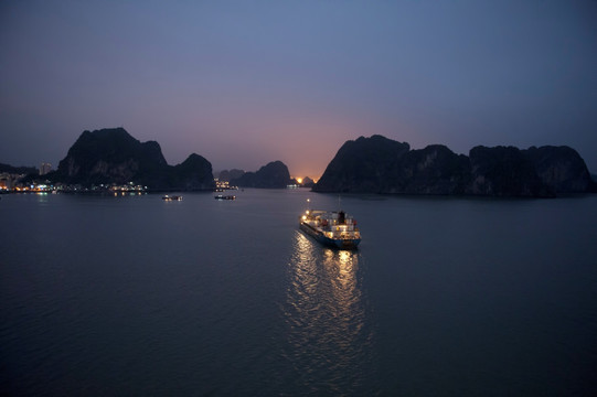 越南“海上桂林”下龙湾夜景