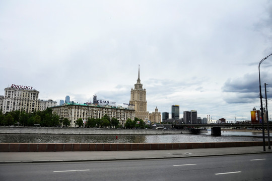 莫斯科河畔的乌克兰饭店和世贸中心