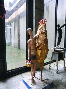 大公鸡与男孩子雕塑