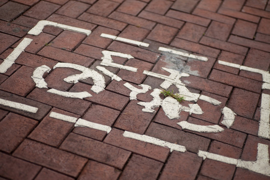 绿道地面的自行车标志