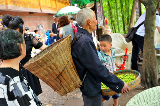 平乐古镇卖李子老人