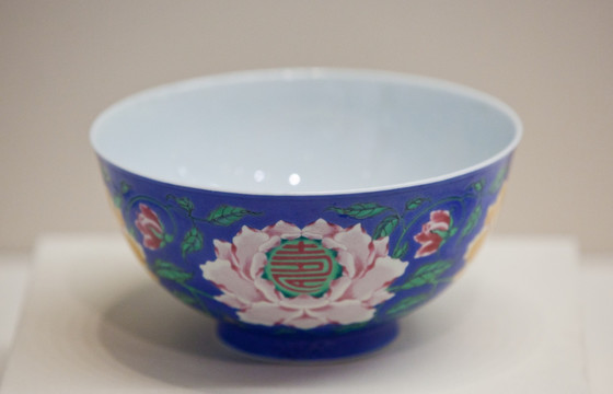 蓝地牡丹纹珐琅彩碗