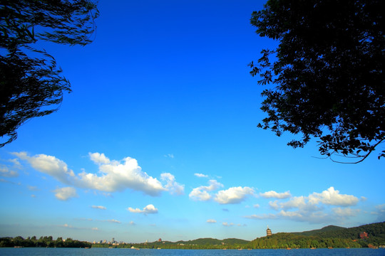 西湖雷峰塔与三潭映月岛