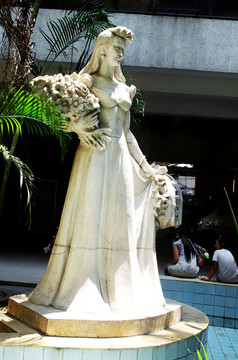 女雕像