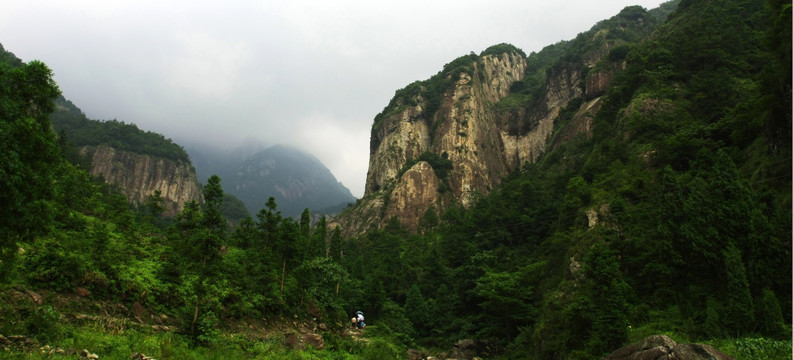 人在春山烟雨中