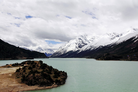 雪山与湖泊