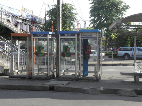 曼谷街头的电话亭