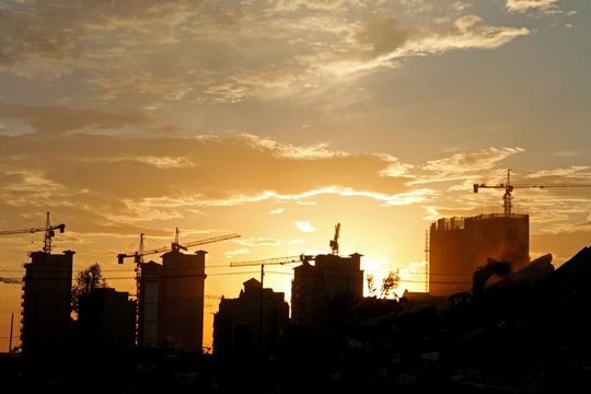 夕阳下的城市建筑