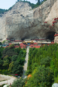 绵山抱腹岩