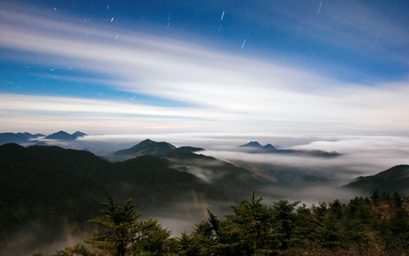 星满群山阔,云涌大江流