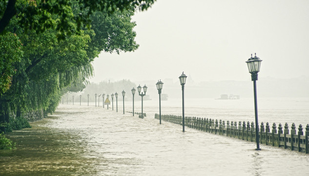 洪水江岸