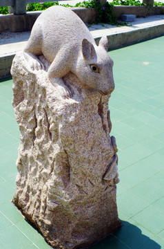 十二生肖园之生肖鼠石雕