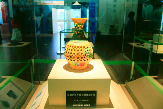 彩釉镂雕花瓶