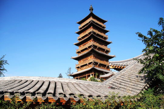 沿途的風(fēng)景  木質(zhì)塔樓