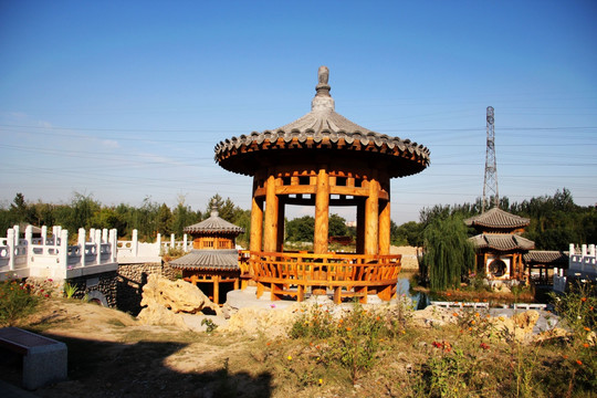 沿途的风景  木质建筑亭子