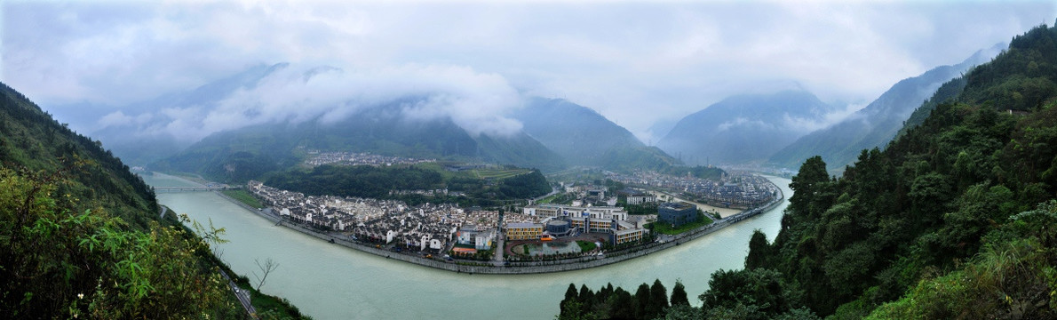 汶川映秀水雾山水全景图