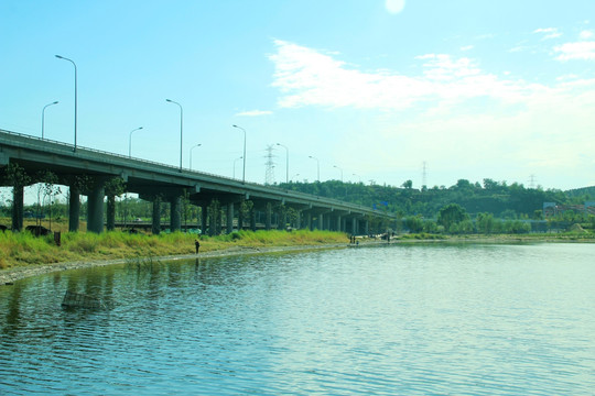 莲石湖公园   铁路桥  远山