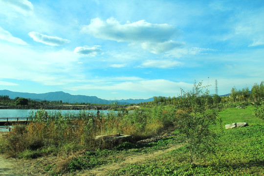 蓝天白云 莲石湖公园秋景