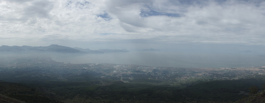 维苏威火山山顶俯视城市