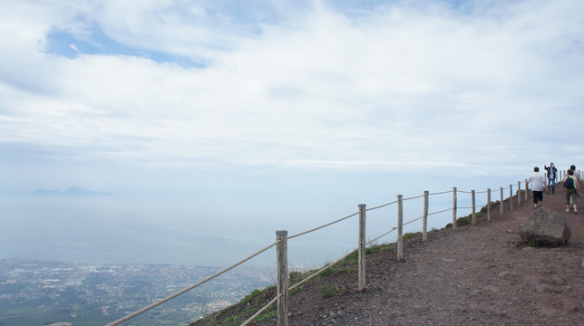 维苏威火山山顶步行